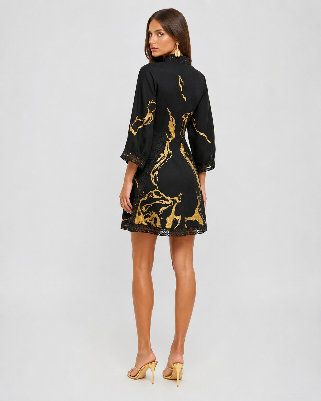 NAOMI | Minivestido negro con estampado de mármol dorado y encaje de ganchillo